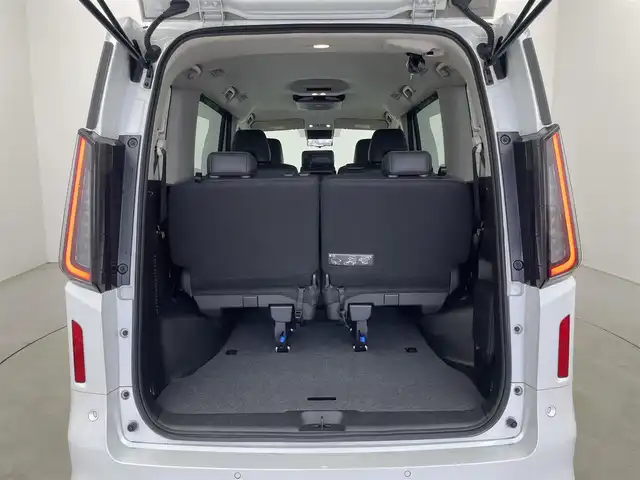 日産 セレナ ハイウェイスター V 埼玉県 2023(令5)年 1.5万km ホワイト 純正１２．３インチメーカーナビ　フルセグＴＶ　アラウンドビューモニター　フリップダウンモニター　インテリジェントルームミラー　両側電動スライドドア　プロパイロット　ＨＤＭＩ　エマージェンシーブレーキ