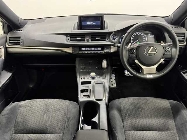レクサス ＣＴ 200h Fスポーツ 三重県 2014(平26)年 2.7万km ホワイトノーヴァガラスフレーク ハイブリッド/FF/MTモード付インパネCVT/純正 7インチナビ/（AM/FM/CD/DVD/HDDREC/USB/AUX/TV）/バックガイドモニター/ドライブレコーダー 前方/ビルトイン ETC（DSRCユニット・ITSスポット対応）/安全/・車両接近通報装置/・ABS/・ブレーキアシスト/装備/・8wayパワーシート（D電動ランバーサポート付/N）/・シートヒーター（D/N）/・左右独立オートエアコン（花粉除去モード付）/・クルーズコントロール/・オートライト/・LEDヘッドランプ/・フロントフォグランプ/・パドルシフト/・自動防眩ルームミラー/・電動格納ドアミラー/・プッシュスタート/・純正17inAW/・保/取/ナビ取/・予備スマートキーx1＋カードキーx1/など