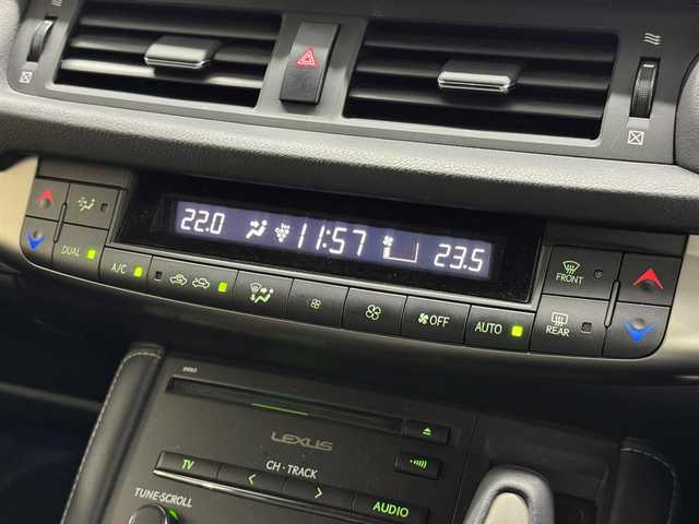 レクサス ＣＴ 200h Fスポーツ 三重県 2014(平26)年 2.7万km ホワイトノーヴァガラスフレーク ハイブリッド/FF/MTモード付インパネCVT/純正 7インチナビ/（AM/FM/CD/DVD/HDDREC/USB/AUX/TV）/バックガイドモニター/ドライブレコーダー 前方/ビルトイン ETC（DSRCユニット・ITSスポット対応）/安全/・車両接近通報装置/・ABS/・ブレーキアシスト/装備/・8wayパワーシート（D電動ランバーサポート付/N）/・シートヒーター（D/N）/・左右独立オートエアコン（花粉除去モード付）/・クルーズコントロール/・オートライト/・LEDヘッドランプ/・フロントフォグランプ/・パドルシフト/・自動防眩ルームミラー/・電動格納ドアミラー/・プッシュスタート/・純正17inAW/・保/取/ナビ取/・予備スマートキーx1＋カードキーx1/など