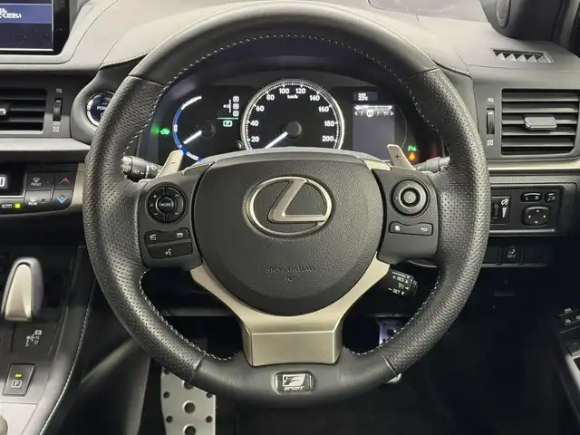 レクサス ＣＴ 200h Fスポーツ 三重県 2014(平26)年 2.7万km ホワイトノーヴァガラスフレーク ハイブリッド/FF/MTモード付インパネCVT/純正 7インチナビ/（AM/FM/CD/DVD/HDDREC/USB/AUX/TV）/バックガイドモニター/ドライブレコーダー 前方/ビルトイン ETC（DSRCユニット・ITSスポット対応）/安全/・車両接近通報装置/・ABS/・ブレーキアシスト/装備/・8wayパワーシート（D電動ランバーサポート付/N）/・シートヒーター（D/N）/・左右独立オートエアコン（花粉除去モード付）/・クルーズコントロール/・オートライト/・LEDヘッドランプ/・フロントフォグランプ/・パドルシフト/・自動防眩ルームミラー/・電動格納ドアミラー/・プッシュスタート/・純正17inAW/・保/取/ナビ取/・予備スマートキーx1＋カードキーx1/など