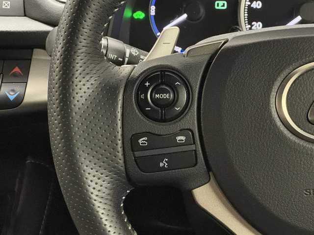 レクサス ＣＴ 200h Fスポーツ 三重県 2014(平26)年 2.7万km ホワイトノーヴァガラスフレーク ハイブリッド/FF/MTモード付インパネCVT/純正 7インチナビ/（AM/FM/CD/DVD/HDDREC/USB/AUX/TV）/バックガイドモニター/ドライブレコーダー 前方/ビルトイン ETC（DSRCユニット・ITSスポット対応）/安全/・車両接近通報装置/・ABS/・ブレーキアシスト/装備/・8wayパワーシート（D電動ランバーサポート付/N）/・シートヒーター（D/N）/・左右独立オートエアコン（花粉除去モード付）/・クルーズコントロール/・オートライト/・LEDヘッドランプ/・フロントフォグランプ/・パドルシフト/・自動防眩ルームミラー/・電動格納ドアミラー/・プッシュスタート/・純正17inAW/・保/取/ナビ取/・予備スマートキーx1＋カードキーx1/など