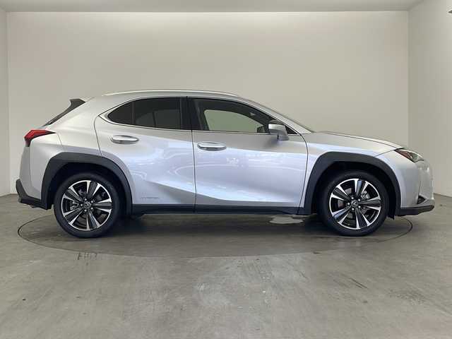 レクサス ＵＸ 250h バージョンL 兵庫県 2019(令1)年 3.4万km プラチナムシルバーメタリック ・ワンオーナー車/・純正ナビ&Bluetooth&CD&DVD&SD&Miracast/・ビルトインETC2.0/・前後ドライブレコーダー/・全方位カメラ/・レーダークルーズコントロール/・革シート/・パワーシート/・メモリシート/・ヒートシーター/・エアシート/・パワーバックドア/・ステアリングヒーター/・ステアリングスイッチ/・LEXUSsafety/・レーンキープアシスト/・プリクラッシュセーフティ/・ブラインドスポットモニター/・クリアランスソナー/・LEDオートライト/・純正18インチアルミホイール/・Wエアバッグ/・カーテンエアバッグ/・プッシュスタートボタン/・スマートキー
