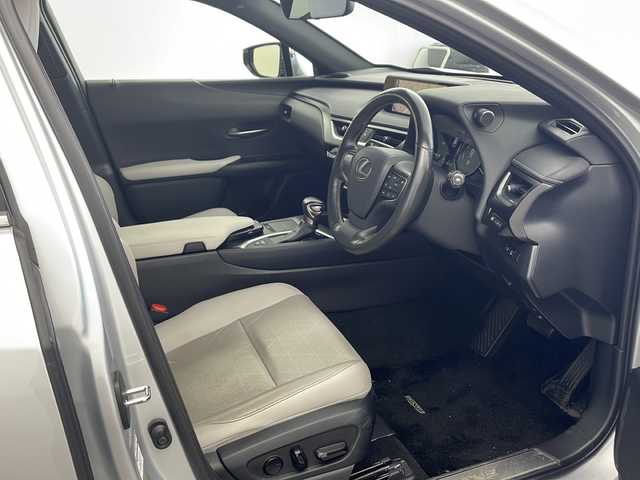 レクサス ＵＸ 250h バージョンL 兵庫県 2019(令1)年 3.4万km プラチナムシルバーメタリック ・ワンオーナー車/・純正ナビ&Bluetooth&CD&DVD&SD&Miracast/・ビルトインETC2.0/・前後ドライブレコーダー/・全方位カメラ/・レーダークルーズコントロール/・革シート/・パワーシート/・メモリシート/・ヒートシーター/・エアシート/・パワーバックドア/・ステアリングヒーター/・ステアリングスイッチ/・LEXUSsafety/・レーンキープアシスト/・プリクラッシュセーフティ/・ブラインドスポットモニター/・クリアランスソナー/・LEDオートライト/・純正18インチアルミホイール/・Wエアバッグ/・カーテンエアバッグ/・プッシュスタートボタン/・スマートキー