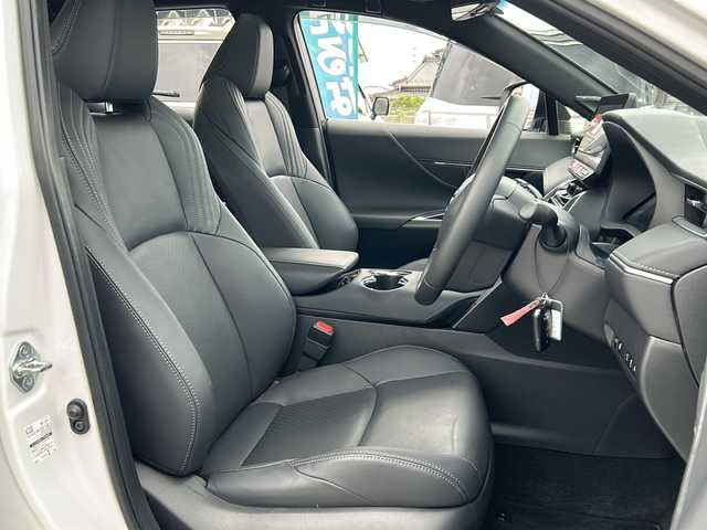 トヨタ ハリアー ハイブリッド Z レザーパッケージ 岐阜県 2023(令5)年 1万km プラチナホワイトパールマイカ 登録時走行距離9295km/デジタルインナーミラー　/調光パノラマルーフ　/純正１２．３インチナビ　/フルセグＴＶ　/トヨタセーフティセンス　/ＪＢＬプレミアムサウンド　/バックカメラ　/サイドカメラ　/ワンオーナー　/パワーシート　/パワーバックドア/エアシート/シートヒーター/ステアリングヒーター/レーンキープアシスト/前後コーナーセンサー/LEDヘッドライト/フォグランプ/オートライト/オートマチックハイビーム/純正フロアマット/純正アルミホイール/ETC2/0/アイドリングストップ/スマートキー/スペアキー/プッシュスタート