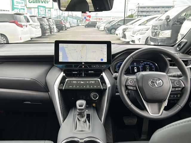 トヨタ ハリアー ハイブリッド Z レザーパッケージ 岐阜県 2023(令5)年 1万km プラチナホワイトパールマイカ 登録時走行距離9295km/デジタルインナーミラー　/調光パノラマルーフ　/純正１２．３インチナビ　/フルセグＴＶ　/トヨタセーフティセンス　/ＪＢＬプレミアムサウンド　/バックカメラ　/サイドカメラ　/ワンオーナー　/パワーシート　/パワーバックドア/エアシート/シートヒーター/ステアリングヒーター/レーンキープアシスト/前後コーナーセンサー/LEDヘッドライト/フォグランプ/オートライト/オートマチックハイビーム/純正フロアマット/純正アルミホイール/ETC2/0/アイドリングストップ/スマートキー/スペアキー/プッシュスタート