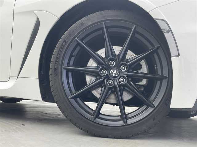 トヨタ ＧＲ８６ RZ 群馬県 2023(令5)年 1.1万km クリスタルホワイトパール 純正9インチナビ（NSZT-Y68T)/・AM/FM/CD/DVD/SD/Bluetooth/フルセグTV/バックカメラ/ハーフレザーシート/前席シートヒーター /クルーズコントロール/スマートキー /プッシュスタート/ETC/LEDヘッドライト/オートライト/バックフォグランプ/純正18インチアルミホイール