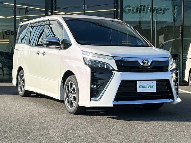 トヨタ ヴォクシー ZS 煌Ⅱ 鹿児島県 2020(令2)年 7.1万km ホワイトパールクリスタルシャイン トヨタセーフティセンス/-プリクラッシュセーフティー/-先行車発信告知機能/フリップダウンモニター/SDナビ AVIC-CQ910/(CD/DVD/Bluetooth/フルセグテレビ)/バックカメラ/両側パワースライドドア/クルーズコントロール/LEDヘッドライト/三列シート/純正16インチアルミホイール/アイドリングストップ/スマートキー/スペアキー×１/ETC