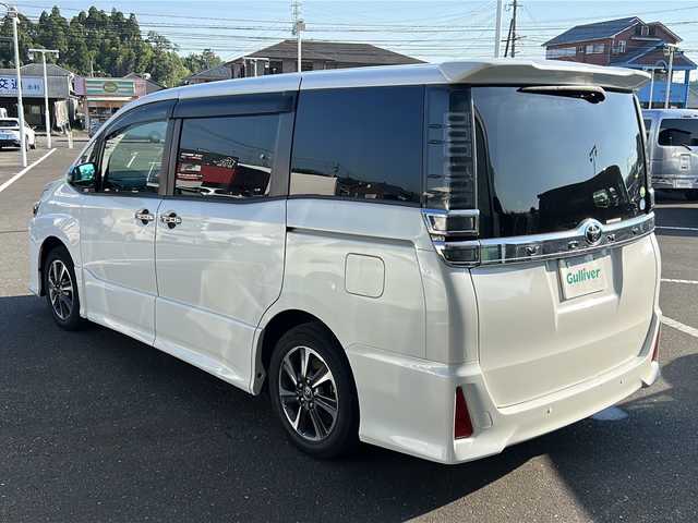 トヨタ ヴォクシー ZS 煌Ⅱ 鹿児島県 2020(令2)年 7.1万km ホワイトパールクリスタルシャイン トヨタセーフティセンス/-プリクラッシュセーフティー/-先行車発信告知機能/フリップダウンモニター/SDナビ AVIC-CQ910/(CD/DVD/Bluetooth/フルセグテレビ)/バックカメラ/両側パワースライドドア/クルーズコントロール/LEDヘッドライト/三列シート/純正16インチアルミホイール/アイドリングストップ/スマートキー/スペアキー×１/ETC