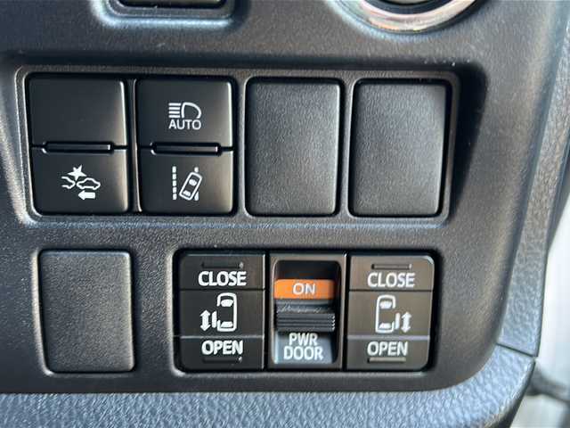 トヨタ ヴォクシー ZS 煌Ⅱ 鹿児島県 2020(令2)年 7.1万km ホワイトパールクリスタルシャイン トヨタセーフティセンス/-プリクラッシュセーフティー/-先行車発信告知機能/フリップダウンモニター/SDナビ AVIC-CQ910/(CD/DVD/Bluetooth/フルセグテレビ)/バックカメラ/両側パワースライドドア/クルーズコントロール/LEDヘッドライト/三列シート/純正16インチアルミホイール/アイドリングストップ/スマートキー/スペアキー×１/ETC