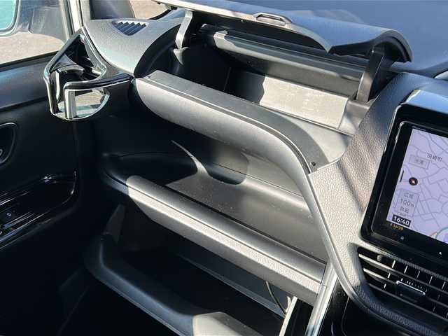 トヨタ ヴォクシー ZS 煌Ⅱ 鹿児島県 2020(令2)年 7.1万km ホワイトパールクリスタルシャイン トヨタセーフティセンス/-プリクラッシュセーフティー/-先行車発信告知機能/フリップダウンモニター/SDナビ AVIC-CQ910/(CD/DVD/Bluetooth/フルセグテレビ)/バックカメラ/両側パワースライドドア/クルーズコントロール/LEDヘッドライト/三列シート/純正16インチアルミホイール/アイドリングストップ/スマートキー/スペアキー×１/ETC