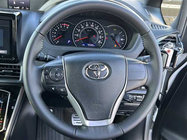 トヨタ ヴォクシー ZS 煌Ⅱ 鹿児島県 2020(令2)年 7.1万km ホワイトパールクリスタルシャイン トヨタセーフティセンス/-プリクラッシュセーフティー/-先行車発信告知機能/フリップダウンモニター/SDナビ AVIC-CQ910/(CD/DVD/Bluetooth/フルセグテレビ)/バックカメラ/両側パワースライドドア/クルーズコントロール/LEDヘッドライト/三列シート/純正16インチアルミホイール/アイドリングストップ/スマートキー/スペアキー×１/ETC