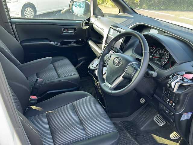 トヨタ ヴォクシー ZS 煌Ⅱ 鹿児島県 2020(令2)年 7.1万km ホワイトパールクリスタルシャイン トヨタセーフティセンス/-プリクラッシュセーフティー/-先行車発信告知機能/フリップダウンモニター/SDナビ AVIC-CQ910/(CD/DVD/Bluetooth/フルセグテレビ)/バックカメラ/両側パワースライドドア/クルーズコントロール/LEDヘッドライト/三列シート/純正16インチアルミホイール/アイドリングストップ/スマートキー/スペアキー×１/ETC