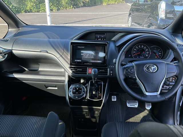 トヨタ ヴォクシー ZS 煌Ⅱ 鹿児島県 2020(令2)年 7.1万km ホワイトパールクリスタルシャイン トヨタセーフティセンス/-プリクラッシュセーフティー/-先行車発信告知機能/フリップダウンモニター/SDナビ AVIC-CQ910/(CD/DVD/Bluetooth/フルセグテレビ)/バックカメラ/両側パワースライドドア/クルーズコントロール/LEDヘッドライト/三列シート/純正16インチアルミホイール/アイドリングストップ/スマートキー/スペアキー×１/ETC