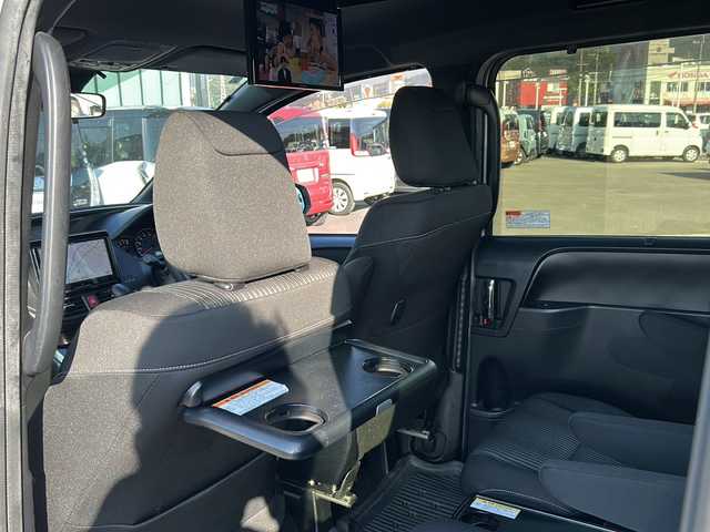 トヨタ ヴォクシー ZS 煌Ⅱ 鹿児島県 2020(令2)年 7.1万km ホワイトパールクリスタルシャイン トヨタセーフティセンス/-プリクラッシュセーフティー/-先行車発信告知機能/フリップダウンモニター/SDナビ AVIC-CQ910/(CD/DVD/Bluetooth/フルセグテレビ)/バックカメラ/両側パワースライドドア/クルーズコントロール/LEDヘッドライト/三列シート/純正16インチアルミホイール/アイドリングストップ/スマートキー/スペアキー×１/ETC