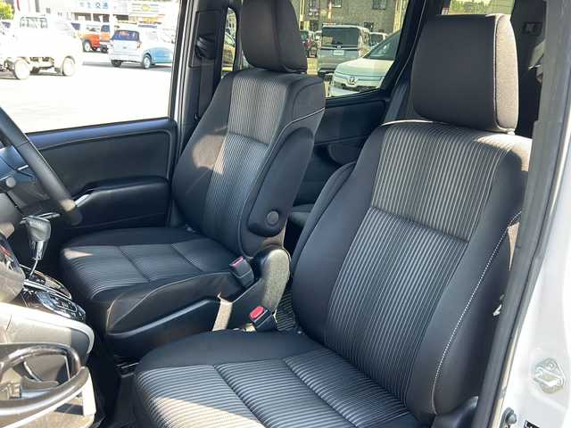 トヨタ ヴォクシー ZS 煌Ⅱ 鹿児島県 2020(令2)年 7.1万km ホワイトパールクリスタルシャイン トヨタセーフティセンス/-プリクラッシュセーフティー/-先行車発信告知機能/フリップダウンモニター/SDナビ AVIC-CQ910/(CD/DVD/Bluetooth/フルセグテレビ)/バックカメラ/両側パワースライドドア/クルーズコントロール/LEDヘッドライト/三列シート/純正16インチアルミホイール/アイドリングストップ/スマートキー/スペアキー×１/ETC