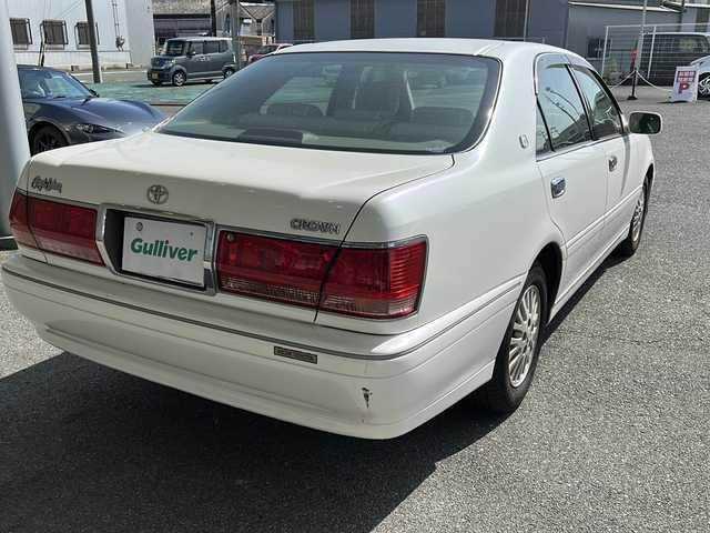 トヨタ クラウン ロイヤル ロイヤルサルーン 愛知県 2002(平14)年 10.4万km ホワイトパールクリスタルシャイン 登録時走行距離103352キロ/純正オーディオ/(CD/AMFMラジオ)/純正フロアマット/純正ドアバイザー/運転席パワーシート/純正アルミホイール/アンチロックブレーキシステム/オートライト/取扱説明書/整備記録簿