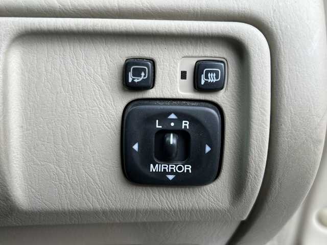 トヨタ クラウン ロイヤル ロイヤルサルーン 愛知県 2002(平14)年 10.4万km ホワイトパールクリスタルシャイン 登録時走行距離103352キロ/純正オーディオ/(CD/AMFMラジオ)/純正フロアマット/純正ドアバイザー/運転席パワーシート/純正アルミホイール/アンチロックブレーキシステム/オートライト/取扱説明書/整備記録簿