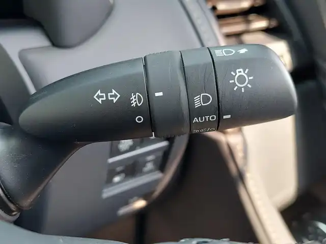トヨタ アルファードハイブリット Z 東京都 2023(令5)年 1.6万km プラチナホワイトパールマイカ 13.2型有機EL後席ディスプレイ/純正14型メモリナビ/（FM/AM/BT/フルセグTV）/全方位バックカメラ/合皮シート/前席＋二席目シートベンチレーション/前席＋二席目シートヒーター/前席＋二席目パワーシート/ステアリングヒーター/置くだけ充電/デジタルインナーミラー/ETC2.0/電動リアゲート/トヨタセーフティセンス/・プリクラッシュセーフティ/・レーンキープアシスト/・ブラインドスポットモニター/・ヘッドアップディスプレイ/・クリアランスソナー/・パーキングサポートブレーキ/・ロードサインアシスト/・レーダークルーズコントロール/・アダクティブハイビームシステム/・両側パワースライドドア/・純正18インチAW/・純正LEDヘッドライト/・純正フロアマット