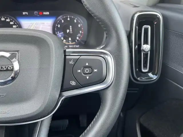 ボルボ ＸＣ４０ B4 モメンタム 宮崎県 2021(令3)年 2.4万km アイスホワイト 純正HDDナビ/・Bluetooth /・フルセグテレビ/・AppleCarPlay/・アンドロイドオート/・AM FM/・USB/D席パワーシート/・シートヒーター/全周囲カメラ/・フロント/・サイド/・バックカメラ/アイドリングストップ/ブラインドスポットモニター/アクティブクルーズコントロール/プッシュスタート/パワーバックドア/ETC/LEDヘッドライト/・オートライト/・オートハイビーム/前方ドライブレコーダー