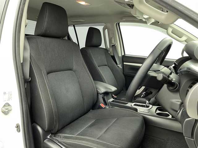 トヨタ ハイラックス Z 長野県 2020(令2)年 5万km スーパーホワイトⅡ 禁煙車/純正ナビ/【NSZT-W66T】/(CD/DVD/フルセグTV/Bluetooth)/セーフティセンス/・レーンディパーチャーアラート/・ロードサインアシスト/・レーダークルーズコントロール/・先行車発進告知/・クリアランスソナー/バックカメラ/ETC/革巻きステアリング/ステアリングスイッチ/アイドリングストップ/LEDヘッドライト/フォグランプ/オートライト/スマートキー/Pスタート/電動格納ミラー/XTREME-J　17インチAW/純正フロアマット/純正AWスタッドレス積み込み