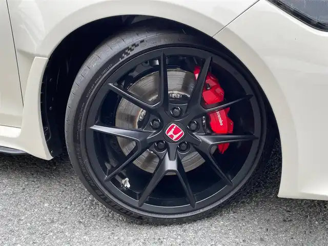 ホンダ シビック タイプR レーシングブラックPKG 神奈川県 2025(令7)年 0.1万km チャンピオンシップホワイト ワンオーナー/サイドステップイルミ/純正フロアマット/ナンバーフレーム/純正メモリーナビ・地デジTV/バックモニター/ビルトインETC2.0/純正USB/BT再生/ワイヤレス充電/ホンダセンシング/レーダークルーズコントロール/PCS/LKA/BSM/標識検知/コーナーセンサー/純正19インチAW/ブレンボブレーキ/LEDライト/前後ドライブレコーダー/プッシュスタート/スマートキー×2/保証書・取説あり