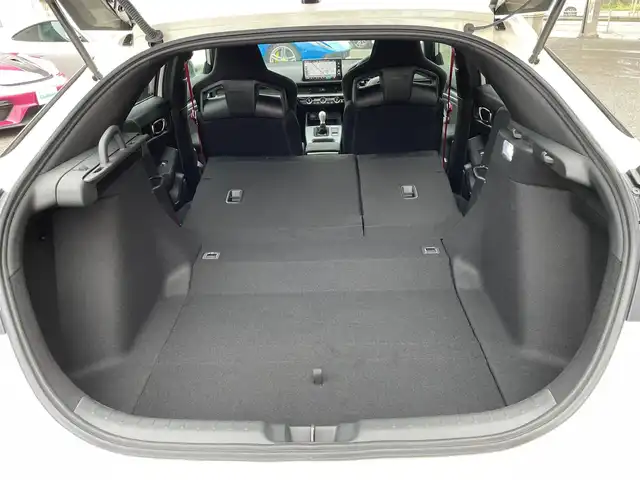 ホンダ シビック タイプR レーシングブラックPKG 神奈川県 2025(令7)年 0.1万km チャンピオンシップホワイト ワンオーナー/サイドステップイルミ/純正フロアマット/ナンバーフレーム/純正メモリーナビ・地デジTV/バックモニター/ビルトインETC2.0/純正USB/BT再生/ワイヤレス充電/ホンダセンシング/レーダークルーズコントロール/PCS/LKA/BSM/標識検知/コーナーセンサー/純正19インチAW/ブレンボブレーキ/LEDライト/前後ドライブレコーダー/プッシュスタート/スマートキー×2/保証書・取説あり