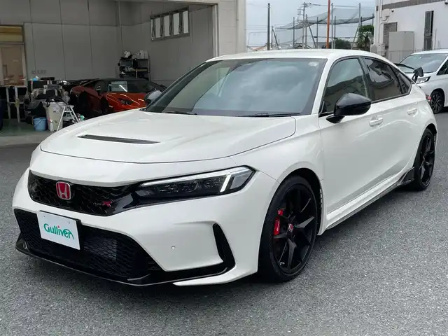 ホンダ シビック タイプR レーシングブラックPKG 神奈川県 2025(令7)年 0.1万km チャンピオンシップホワイト ワンオーナー/サイドステップイルミ/純正フロアマット/ナンバーフレーム/純正メモリーナビ・地デジTV/バックモニター/ビルトインETC2.0/純正USB/BT再生/ワイヤレス充電/ホンダセンシング/レーダークルーズコントロール/PCS/LKA/BSM/標識検知/コーナーセンサー/純正19インチAW/ブレンボブレーキ/LEDライト/前後ドライブレコーダー/プッシュスタート/スマートキー×2/保証書・取説あり