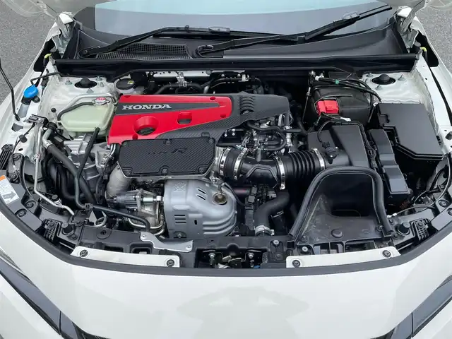 ホンダ シビック タイプR レーシングブラックPKG 神奈川県 2025(令7)年 0.1万km チャンピオンシップホワイト ワンオーナー/サイドステップイルミ/純正フロアマット/ナンバーフレーム/純正メモリーナビ・地デジTV/バックモニター/ビルトインETC2.0/純正USB/BT再生/ワイヤレス充電/ホンダセンシング/レーダークルーズコントロール/PCS/LKA/BSM/標識検知/コーナーセンサー/純正19インチAW/ブレンボブレーキ/LEDライト/前後ドライブレコーダー/プッシュスタート/スマートキー×2/保証書・取説あり