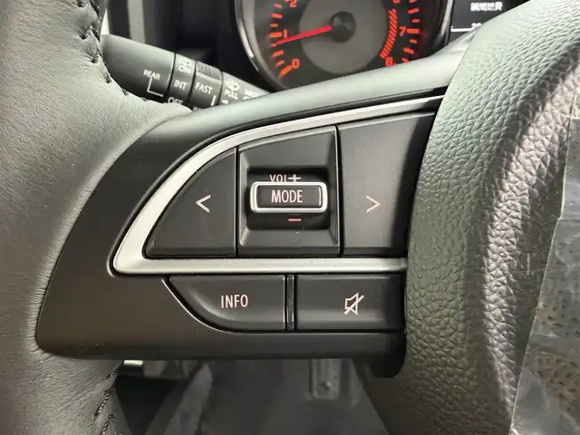 スズキ ジムニー ノマド FC 愛知県 2025(令7)年 0.1万km ブルーイッシュブラックパール3 10インチディスプレイオーディオ/ヒッチメンバー/ルーフキャリア/茶レザーシートカバー/背面タイヤ/ETC/４ＷＤ/デュアルブレーキサポート/レーダークルーズコントロール/シートヒーター（D+N)/ミラーヒーター/パーキングソナー/オートライト/社外16インチＡＷ/革巻きステアリング/ダウンヒルアシストコントロール/LEDヘッドライト/スマートキー/プッシュスタート/横滑り防止装置