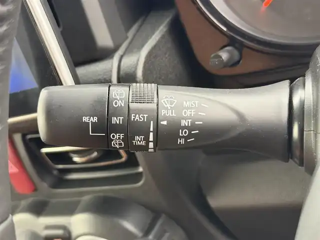 スズキ ジムニー ノマド FC 愛知県 2025(令7)年 0.1万km ブルーイッシュブラックパール3 10インチディスプレイオーディオ/ヒッチメンバー/ルーフキャリア/茶レザーシートカバー/背面タイヤ/ETC/４ＷＤ/デュアルブレーキサポート/レーダークルーズコントロール/シートヒーター（D+N)/ミラーヒーター/パーキングソナー/オートライト/社外16インチＡＷ/革巻きステアリング/ダウンヒルアシストコントロール/LEDヘッドライト/スマートキー/プッシュスタート/横滑り防止装置