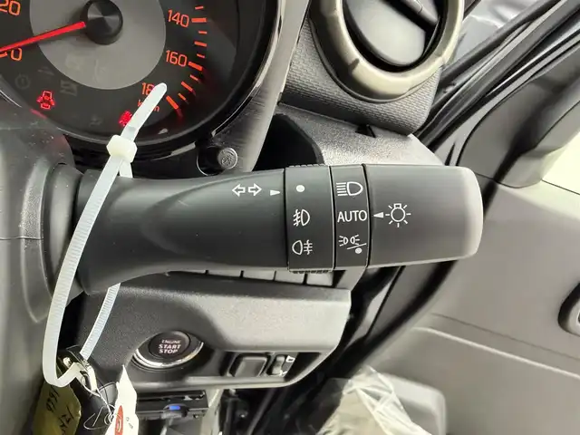 スズキ ジムニー ノマド FC 愛知県 2025(令7)年 0.1万km ブルーイッシュブラックパール3 10インチディスプレイオーディオ/ヒッチメンバー/ルーフキャリア/茶レザーシートカバー/背面タイヤ/ETC/４ＷＤ/デュアルブレーキサポート/レーダークルーズコントロール/シートヒーター（D+N)/ミラーヒーター/パーキングソナー/オートライト/社外16インチＡＷ/革巻きステアリング/ダウンヒルアシストコントロール/LEDヘッドライト/スマートキー/プッシュスタート/横滑り防止装置