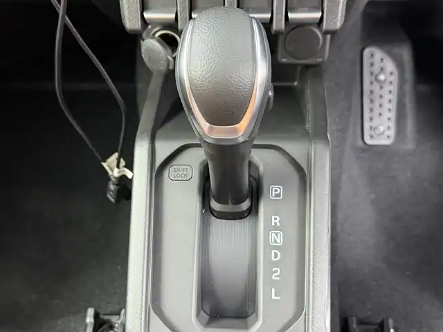 スズキ ジムニー ノマド FC 愛知県 2025(令7)年 0.1万km ブルーイッシュブラックパール3 10インチディスプレイオーディオ/ヒッチメンバー/ルーフキャリア/茶レザーシートカバー/背面タイヤ/ETC/４ＷＤ/デュアルブレーキサポート/レーダークルーズコントロール/シートヒーター（D+N)/ミラーヒーター/パーキングソナー/オートライト/社外16インチＡＷ/革巻きステアリング/ダウンヒルアシストコントロール/LEDヘッドライト/スマートキー/プッシュスタート/横滑り防止装置