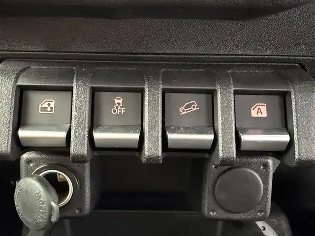 スズキ ジムニー ノマド FC 愛知県 2025(令7)年 0.1万km ブルーイッシュブラックパール3 10インチディスプレイオーディオ/ヒッチメンバー/ルーフキャリア/茶レザーシートカバー/背面タイヤ/ETC/４ＷＤ/デュアルブレーキサポート/レーダークルーズコントロール/シートヒーター（D+N)/ミラーヒーター/パーキングソナー/オートライト/社外16インチＡＷ/革巻きステアリング/ダウンヒルアシストコントロール/LEDヘッドライト/スマートキー/プッシュスタート/横滑り防止装置