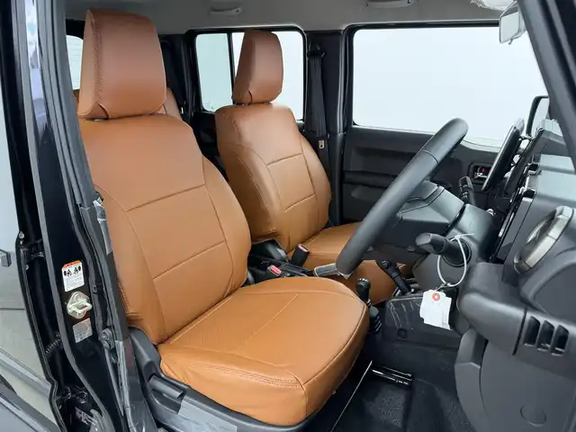 スズキ ジムニー ノマド FC 愛知県 2025(令7)年 0.1万km ブルーイッシュブラックパール3 10インチディスプレイオーディオ/ヒッチメンバー/ルーフキャリア/茶レザーシートカバー/背面タイヤ/ETC/４ＷＤ/デュアルブレーキサポート/レーダークルーズコントロール/シートヒーター（D+N)/ミラーヒーター/パーキングソナー/オートライト/社外16インチＡＷ/革巻きステアリング/ダウンヒルアシストコントロール/LEDヘッドライト/スマートキー/プッシュスタート/横滑り防止装置