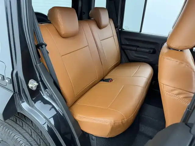 スズキ ジムニー ノマド FC 愛知県 2025(令7)年 0.1万km ブルーイッシュブラックパール3 10インチディスプレイオーディオ/ヒッチメンバー/ルーフキャリア/茶レザーシートカバー/背面タイヤ/ETC/４ＷＤ/デュアルブレーキサポート/レーダークルーズコントロール/シートヒーター（D+N)/ミラーヒーター/パーキングソナー/オートライト/社外16インチＡＷ/革巻きステアリング/ダウンヒルアシストコントロール/LEDヘッドライト/スマートキー/プッシュスタート/横滑り防止装置