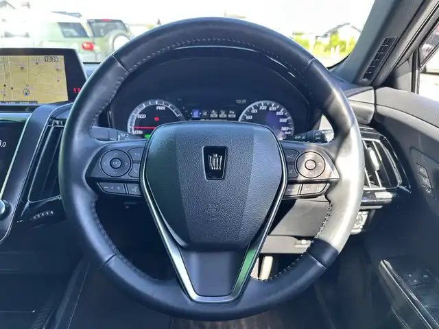 トヨタ クラウン ハイブリッド RS アドバンス 宮城県 2019(平31)年 2.5万km ホワイトパールクリスタルシャイン セーフティパッケージプラス/・パーキングサポートブレーキ/リアカメラディテクション/・パノラミックビューモニター/・インテリジェントパーキングアシスト2/レザーシートパッケージ/・ブラック革シート/・シートベンチレーション/・専用合皮巻きダッシュボードアッパー加飾/＝＝＝/セーフティセンス/・プリクラッシュセーフティ/・レーントレーシングアシスト/・レーダークルーズコントロール/・アダプティブハイビーム/・ロードサインアシスト/・先行車発進告知機能/ブラインドスポットモニター/リアクロストラフィックオートブレーキ/リアクロストラフィックアラート/ヘッドアップディスプレイ/純正ナビ/・CD/DVD/・Bluetooth/・フルセグTV/ビルトインETC2.0/ドライブレコーダー/AC100V/100Wコンセント/パワーシート（運転席メモリー機能付）/シートヒーター/ステアリングヒーター/革巻きステアリング/電動パーキングブレーキ/ブレーキホールド/3眼LEDヘッドランプ/シーケンシャルターンランプ/純正18インチAW