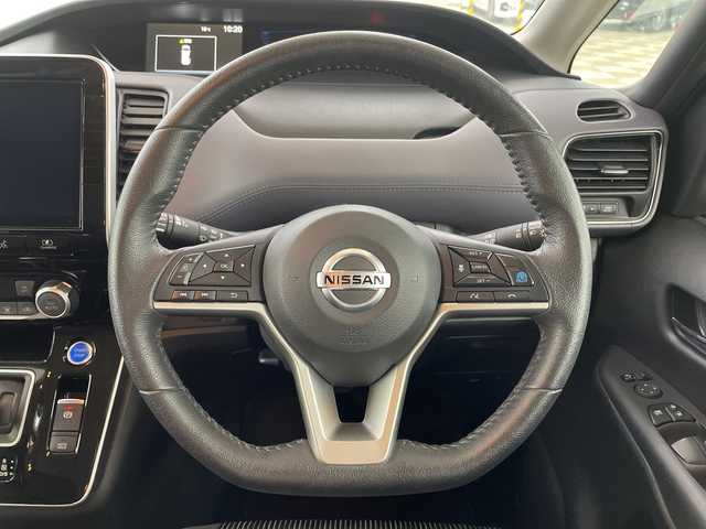 日産 セレナ e－パワー ハイウェイスター V 神奈川県 2022(令4)年 1.5万km ダイヤモンドブラック プロパイロット/ディーラーオプション純正10インチSDナビ/両側パワースライドドア/ハンズフリーオートスライド/アラウンドビューモニター/ブラインドスポットモニター/LEDヘッドライト/ETC/ドライブレコーダー/スマートキー/インテリジェントクルーズコントロール/純正15インチAW/衝突被害軽減システム/車線逸脱警報/横滑り防止装置/アイドリングストップ/フォグランプ/オートライト/ウィンカーミラー/電動格納ミラー/プッシュスタート/フロアマット/スペアキー