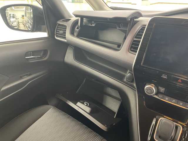 日産 セレナ e－パワー ハイウェイスター V 神奈川県 2022(令4)年 1.5万km ダイヤモンドブラック プロパイロット/ディーラーオプション純正10インチSDナビ/両側パワースライドドア/ハンズフリーオートスライド/アラウンドビューモニター/ブラインドスポットモニター/LEDヘッドライト/ETC/ドライブレコーダー/スマートキー/インテリジェントクルーズコントロール/純正15インチAW/衝突被害軽減システム/車線逸脱警報/横滑り防止装置/アイドリングストップ/フォグランプ/オートライト/ウィンカーミラー/電動格納ミラー/プッシュスタート/フロアマット/スペアキー