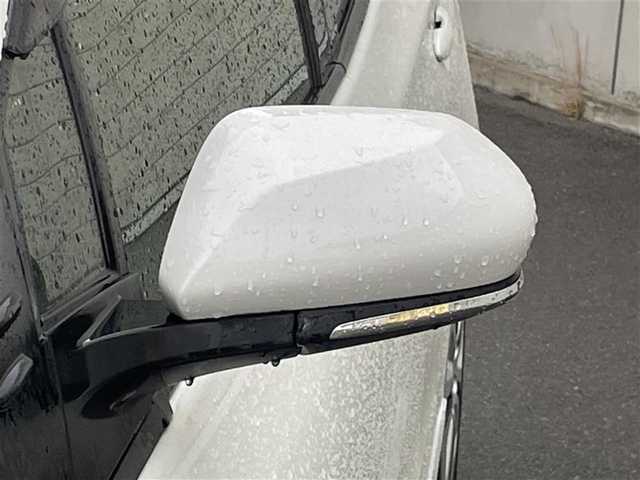 トヨタ プリウス S 山形県 2016(平28)年 14万km ホワイトパールクリスタルシャイン 4WD/社外エアロ/トヨタセーフティセンス/・プリクラッシュセーフティ/・レーンディパーチャーアラート/・オートハイビーム/・レーダークルーズコントロール/ヘッドアップディスプレイ/レーダークルーズコントロール/純正9インチナビTV/Bluetooth/バックカメラ/LEDヘッドライト&フォグライト/革巻きステアリング/ETC/取扱説明書、保証書