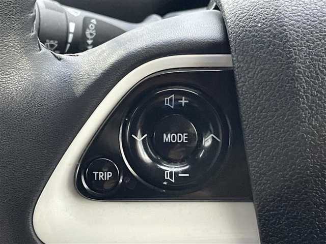 トヨタ プリウス S 山形県 2016(平28)年 14万km ホワイトパールクリスタルシャイン 4WD/社外エアロ/トヨタセーフティセンス/・プリクラッシュセーフティ/・レーンディパーチャーアラート/・オートハイビーム/・レーダークルーズコントロール/ヘッドアップディスプレイ/レーダークルーズコントロール/純正9インチナビTV/Bluetooth/バックカメラ/LEDヘッドライト&フォグライト/革巻きステアリング/ETC/取扱説明書、保証書