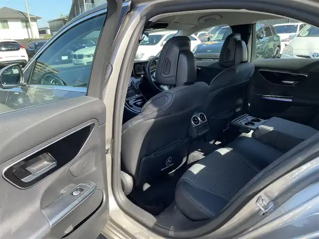 メルセデス・ベンツ Ｃ１８０ アバンギャルド 熊本県 2022(令4)年 2.9万km モハーベシルバー ・ワンオーナー/・スマートキー/・プッシュスタート/・アクティブディスタントアシスト/・アクティブステアリングアシスト/・アクティブレーンチェンジアシスト/・アクティブブレーキアシスト/・アクティブレーンアシスト/・ブラインドスポットモニター/・トラフィックサインアシスト/・アテンションアシスト/・パーキングアシスト/・ハイビームアシスト/・クルーズコントロール(追従式)/・ハーフレザーシート/・前席パワーシート/・前席シートヒーター/・純正メモリナビ/　【Bluetooth・USB・AppleCarPlay・AndroidAuto】/・フルセグTV/・全方位カメラ/・ETC2.0/・ドライブレコーダー(前後録画)/・パワートランク/・LEDヘッドランプ/・純正マット/・保証書/取説/・