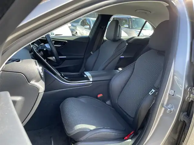 メルセデス・ベンツ Ｃ１８０ アバンギャルド 熊本県 2022(令4)年 2.9万km モハーベシルバー ・ワンオーナー/・スマートキー/・プッシュスタート/・アクティブディスタントアシスト/・アクティブステアリングアシスト/・アクティブレーンチェンジアシスト/・アクティブブレーキアシスト/・アクティブレーンアシスト/・ブラインドスポットモニター/・トラフィックサインアシスト/・アテンションアシスト/・パーキングアシスト/・ハイビームアシスト/・クルーズコントロール(追従式)/・ハーフレザーシート/・前席パワーシート/・前席シートヒーター/・純正メモリナビ/　【Bluetooth・USB・AppleCarPlay・AndroidAuto】/・フルセグTV/・全方位カメラ/・ETC2.0/・ドライブレコーダー(前後録画)/・パワートランク/・LEDヘッドランプ/・純正マット/・保証書/取説/・