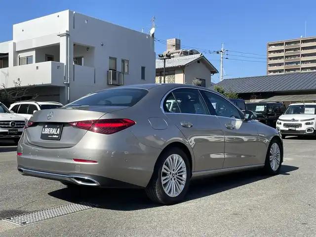 メルセデス・ベンツ Ｃ１８０ アバンギャルド 熊本県 2022(令4)年 2.9万km モハーベシルバー ・ワンオーナー/・スマートキー/・プッシュスタート/・アクティブディスタントアシスト/・アクティブステアリングアシスト/・アクティブレーンチェンジアシスト/・アクティブブレーキアシスト/・アクティブレーンアシスト/・ブラインドスポットモニター/・トラフィックサインアシスト/・アテンションアシスト/・パーキングアシスト/・ハイビームアシスト/・クルーズコントロール(追従式)/・ハーフレザーシート/・前席パワーシート/・前席シートヒーター/・純正メモリナビ/　【Bluetooth・USB・AppleCarPlay・AndroidAuto】/・フルセグTV/・全方位カメラ/・ETC2.0/・ドライブレコーダー(前後録画)/・パワートランク/・LEDヘッドランプ/・純正マット/・保証書/取説/・