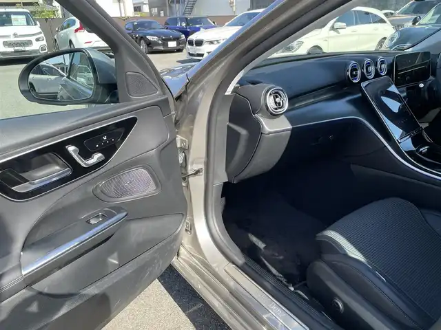 メルセデス・ベンツ Ｃ１８０ アバンギャルド 熊本県 2022(令4)年 2.9万km モハーベシルバー ・ワンオーナー/・スマートキー/・プッシュスタート/・アクティブディスタントアシスト/・アクティブステアリングアシスト/・アクティブレーンチェンジアシスト/・アクティブブレーキアシスト/・アクティブレーンアシスト/・ブラインドスポットモニター/・トラフィックサインアシスト/・アテンションアシスト/・パーキングアシスト/・ハイビームアシスト/・クルーズコントロール(追従式)/・ハーフレザーシート/・前席パワーシート/・前席シートヒーター/・純正メモリナビ/　【Bluetooth・USB・AppleCarPlay・AndroidAuto】/・フルセグTV/・全方位カメラ/・ETC2.0/・ドライブレコーダー(前後録画)/・パワートランク/・LEDヘッドランプ/・純正マット/・保証書/取説/・