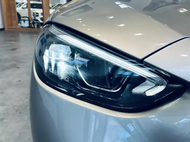 メルセデス・ベンツ Ｃ１８０ アバンギャルド 大阪府 2022(令4)年 2.9万km モハーベシルバー ・ワンオーナー/・スマートキー/・プッシュスタート/・アクティブディスタントアシスト/・アクティブステアリングアシスト/・アクティブレーンチェンジアシスト/・アクティブブレーキアシスト/・アクティブレーンアシスト/・ブラインドスポットモニター/・トラフィックサインアシスト/・アテンションアシスト/・パーキングアシスト/・ハイビームアシスト/・クルーズコントロール(追従式)/・ハーフレザーシート/・前席パワーシート/・前席シートヒーター/・純正メモリナビ/　【Bluetooth・USB・AppleCarPlay・AndroidAuto】/・フルセグTV/・全方位カメラ/・ETC2.0/・ドライブレコーダー(前後録画)/・パワートランク/・LEDヘッドランプ/・純正マット/・保証書/取説/・