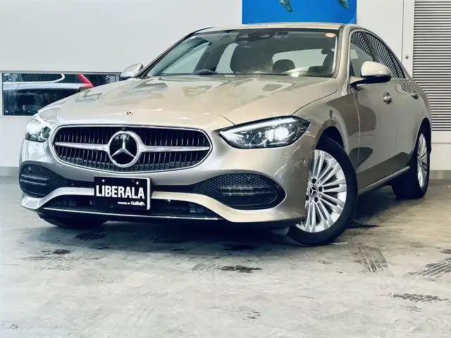 メルセデス・ベンツ Ｃ１８０ アバンギャルド 大阪府 2022(令4)年 2.9万km モハーベシルバー ・ワンオーナー/・スマートキー/・プッシュスタート/・アクティブディスタントアシスト/・アクティブステアリングアシスト/・アクティブレーンチェンジアシスト/・アクティブブレーキアシスト/・アクティブレーンアシスト/・ブラインドスポットモニター/・トラフィックサインアシスト/・アテンションアシスト/・パーキングアシスト/・ハイビームアシスト/・クルーズコントロール(追従式)/・ハーフレザーシート/・前席パワーシート/・前席シートヒーター/・純正メモリナビ/　【Bluetooth・USB・AppleCarPlay・AndroidAuto】/・フルセグTV/・全方位カメラ/・ETC2.0/・ドライブレコーダー(前後録画)/・パワートランク/・LEDヘッドランプ/・純正マット/・保証書/取説/・