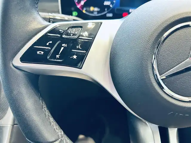 メルセデス・ベンツ Ｃ１８０ アバンギャルド 大阪府 2022(令4)年 2.9万km モハーベシルバー ・ワンオーナー/・スマートキー/・プッシュスタート/・アクティブディスタントアシスト/・アクティブステアリングアシスト/・アクティブレーンチェンジアシスト/・アクティブブレーキアシスト/・アクティブレーンアシスト/・ブラインドスポットモニター/・トラフィックサインアシスト/・アテンションアシスト/・パーキングアシスト/・ハイビームアシスト/・クルーズコントロール(追従式)/・ハーフレザーシート/・前席パワーシート/・前席シートヒーター/・純正メモリナビ/　【Bluetooth・USB・AppleCarPlay・AndroidAuto】/・フルセグTV/・全方位カメラ/・ETC2.0/・ドライブレコーダー(前後録画)/・パワートランク/・LEDヘッドランプ/・純正マット/・保証書/取説/・