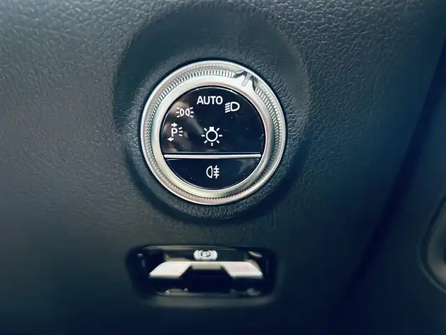 メルセデス・ベンツ Ｃ１８０ アバンギャルド 大阪府 2022(令4)年 2.9万km モハーベシルバー ・ワンオーナー/・スマートキー/・プッシュスタート/・アクティブディスタントアシスト/・アクティブステアリングアシスト/・アクティブレーンチェンジアシスト/・アクティブブレーキアシスト/・アクティブレーンアシスト/・ブラインドスポットモニター/・トラフィックサインアシスト/・アテンションアシスト/・パーキングアシスト/・ハイビームアシスト/・クルーズコントロール(追従式)/・ハーフレザーシート/・前席パワーシート/・前席シートヒーター/・純正メモリナビ/　【Bluetooth・USB・AppleCarPlay・AndroidAuto】/・フルセグTV/・全方位カメラ/・ETC2.0/・ドライブレコーダー(前後録画)/・パワートランク/・LEDヘッドランプ/・純正マット/・保証書/取説/・