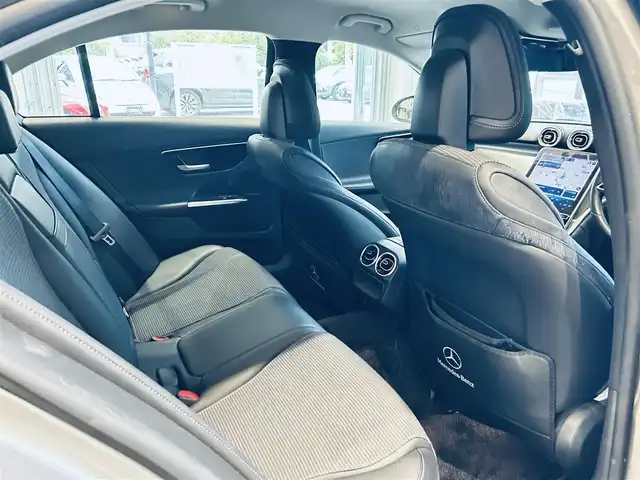 メルセデス・ベンツ Ｃ１８０ アバンギャルド 大阪府 2022(令4)年 2.9万km モハーベシルバー ・ワンオーナー/・スマートキー/・プッシュスタート/・アクティブディスタントアシスト/・アクティブステアリングアシスト/・アクティブレーンチェンジアシスト/・アクティブブレーキアシスト/・アクティブレーンアシスト/・ブラインドスポットモニター/・トラフィックサインアシスト/・アテンションアシスト/・パーキングアシスト/・ハイビームアシスト/・クルーズコントロール(追従式)/・ハーフレザーシート/・前席パワーシート/・前席シートヒーター/・純正メモリナビ/　【Bluetooth・USB・AppleCarPlay・AndroidAuto】/・フルセグTV/・全方位カメラ/・ETC2.0/・ドライブレコーダー(前後録画)/・パワートランク/・LEDヘッドランプ/・純正マット/・保証書/取説/・