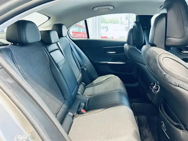 メルセデス・ベンツ Ｃ１８０ アバンギャルド 大阪府 2022(令4)年 2.9万km モハーベシルバー ・ワンオーナー/・スマートキー/・プッシュスタート/・アクティブディスタントアシスト/・アクティブステアリングアシスト/・アクティブレーンチェンジアシスト/・アクティブブレーキアシスト/・アクティブレーンアシスト/・ブラインドスポットモニター/・トラフィックサインアシスト/・アテンションアシスト/・パーキングアシスト/・ハイビームアシスト/・クルーズコントロール(追従式)/・ハーフレザーシート/・前席パワーシート/・前席シートヒーター/・純正メモリナビ/　【Bluetooth・USB・AppleCarPlay・AndroidAuto】/・フルセグTV/・全方位カメラ/・ETC2.0/・ドライブレコーダー(前後録画)/・パワートランク/・LEDヘッドランプ/・純正マット/・保証書/取説/・